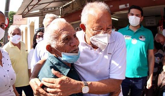 Dr. Pessoa abraça eleitor em visita a mercado público de Teresina